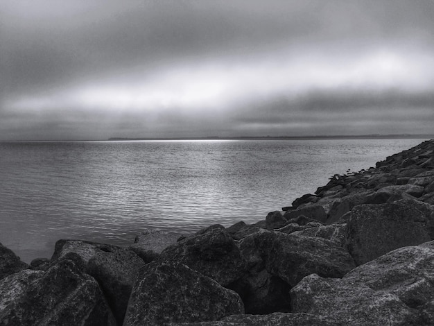 Schöner Blick auf das Meer vor bewölktem Himmel