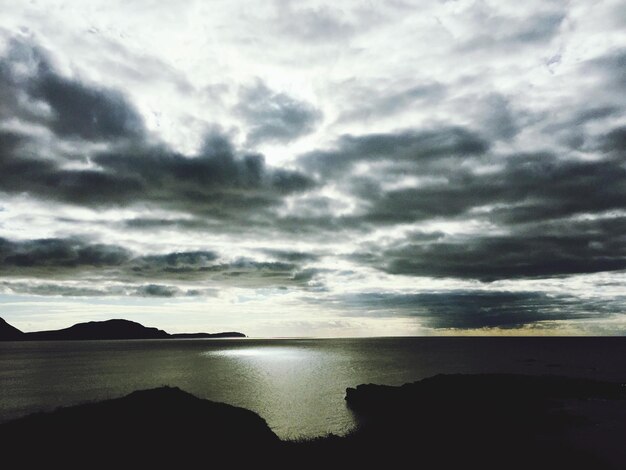 Foto schöner blick auf das meer vor bewölktem himmel