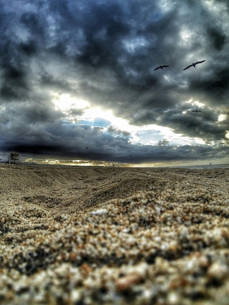 Foto schöner blick auf das meer vor bewölktem himmel