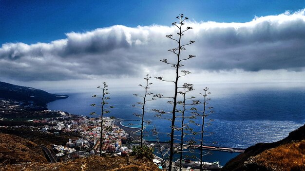 Foto schöner blick auf das meer vor bewölktem himmel