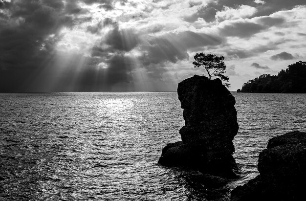 Foto schöner blick auf das meer vor bewölktem himmel