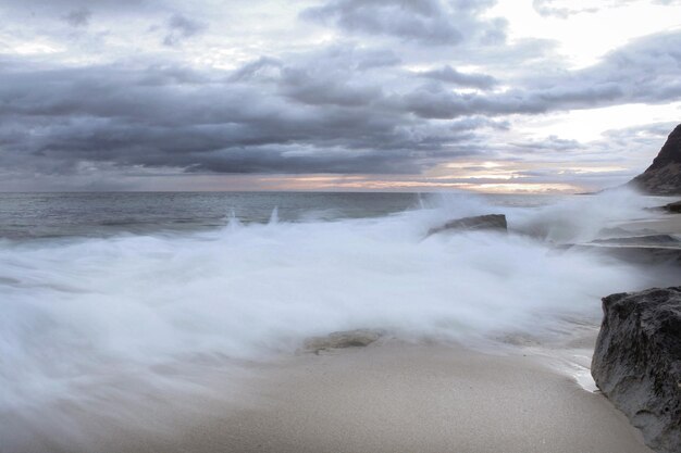 Schöner Blick auf das Meer vor bewölktem Himmel