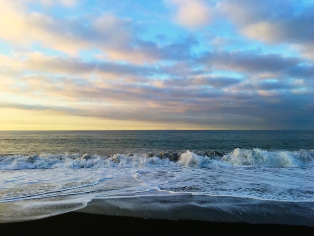 Schöner Blick auf das Meer vor bewölktem Himmel