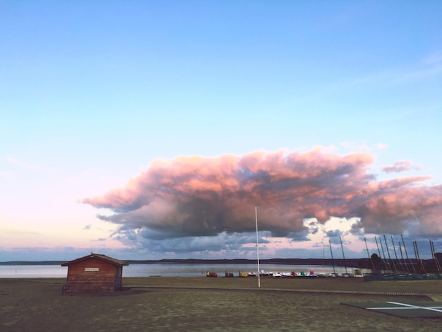 Schöner Blick auf das Meer vor bewölktem Himmel