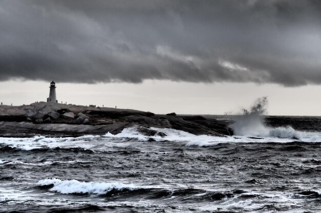 Foto schöner blick auf das meer vor bewölktem himmel