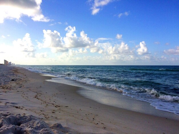 Foto schöner blick auf das meer vor bewölktem himmel