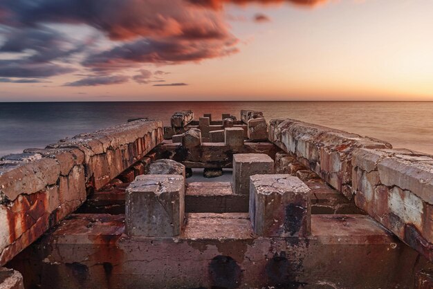 Foto schöner blick auf das meer vor bewölktem himmel