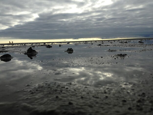 Schöner Blick auf das Meer vor bewölktem Himmel