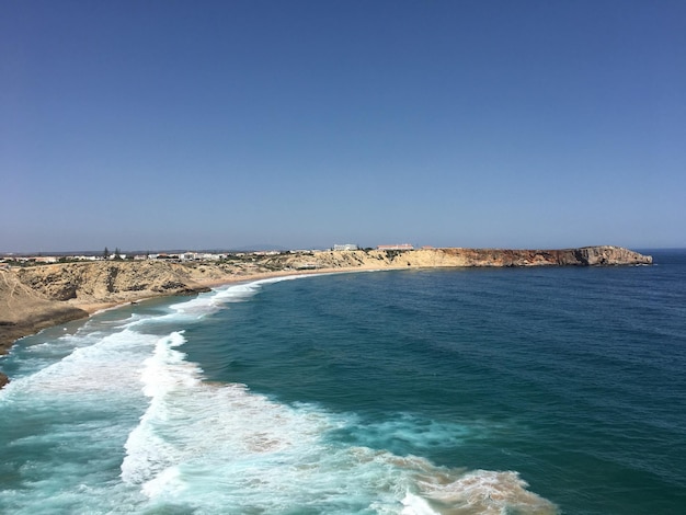 Schöner Blick auf das Meer vor klarem Himmel