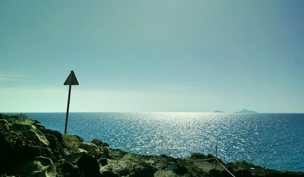 Foto schöner blick auf das meer vor klarem himmel