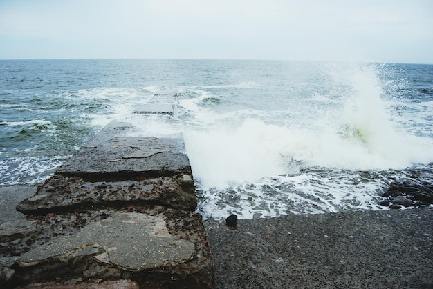 Schöner Blick auf das Meer vor klarem Himmel