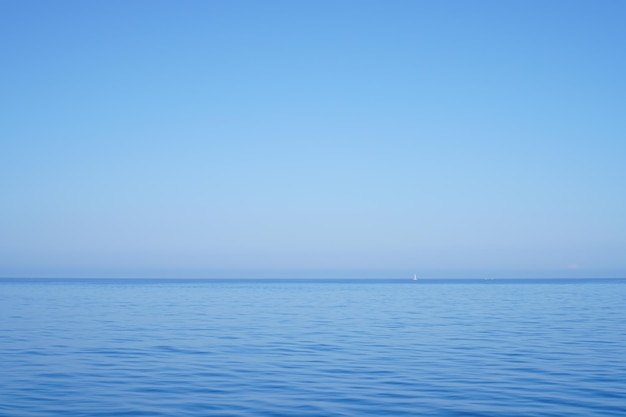 Schöner Blick auf das Meer vor klarem Himmel