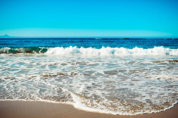 Foto schöner blick auf das meer vor klarem himmel