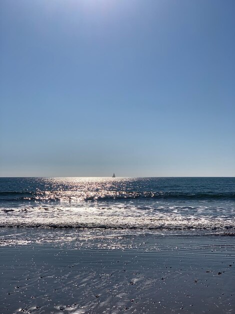 Foto schöner blick auf das meer vor klarem himmel