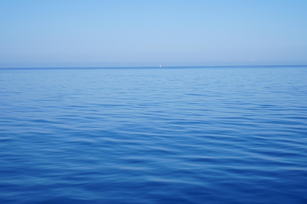 Schöner Blick auf das Meer vor klarem Himmel
