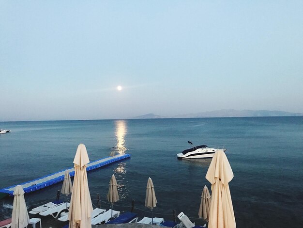 Foto schöner blick auf das meer vor klarem himmel