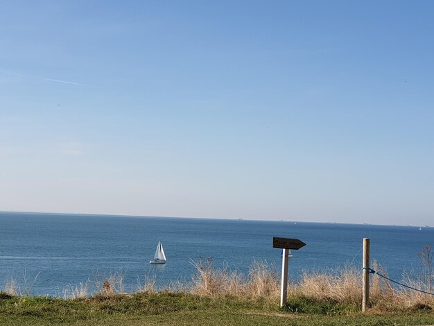 Schöner Blick auf das Meer vor klarem Himmel