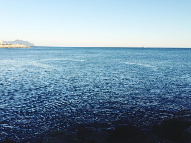 Schöner Blick auf das Meer vor klarem Himmel