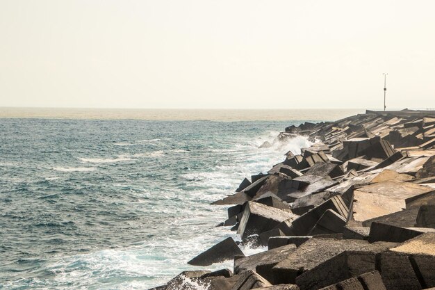 Foto schöner blick auf das meer vor klarem himmel.