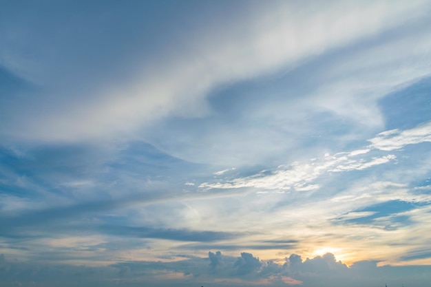 Schöner Blick auf den bewölkten Himmel beim Sonnenuntergang