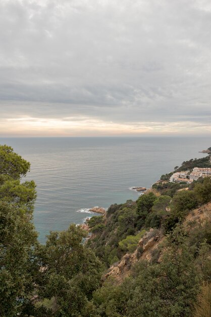 Schöner Blick auf den bewölkten Himmel über dem Meer