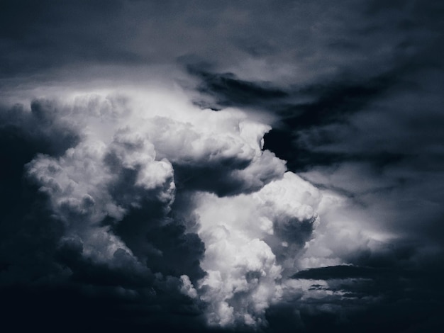 Schöner Blick auf den bewölkten Himmel