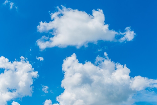 Schöner Blick auf den bewölkten Himmel