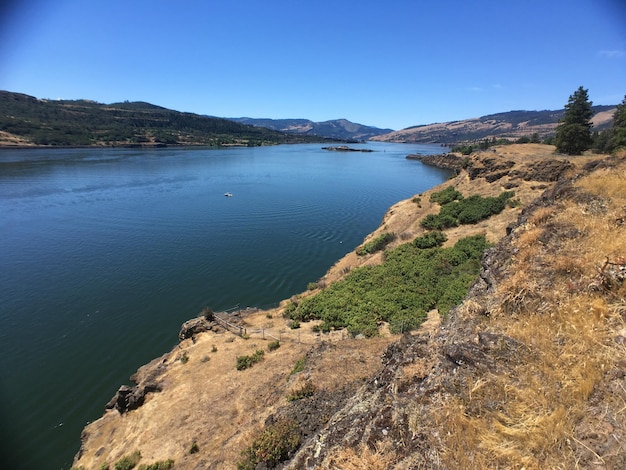 Schöner Blick auf den Columbia River und die Hügel gegen den klaren blauen Himmel