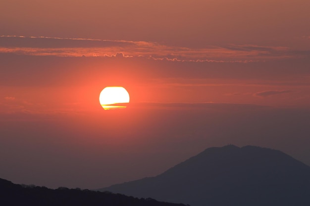 Schöner Blick auf den dramatischen Himmel beim Sonnenuntergang