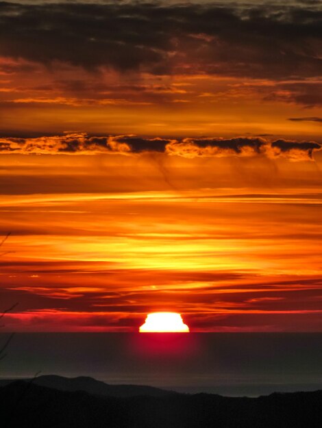 Schöner Blick auf den dramatischen Himmel beim Sonnenuntergang