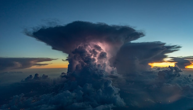 Schöner Blick auf den dramatischen Himmel beim Sonnenuntergang