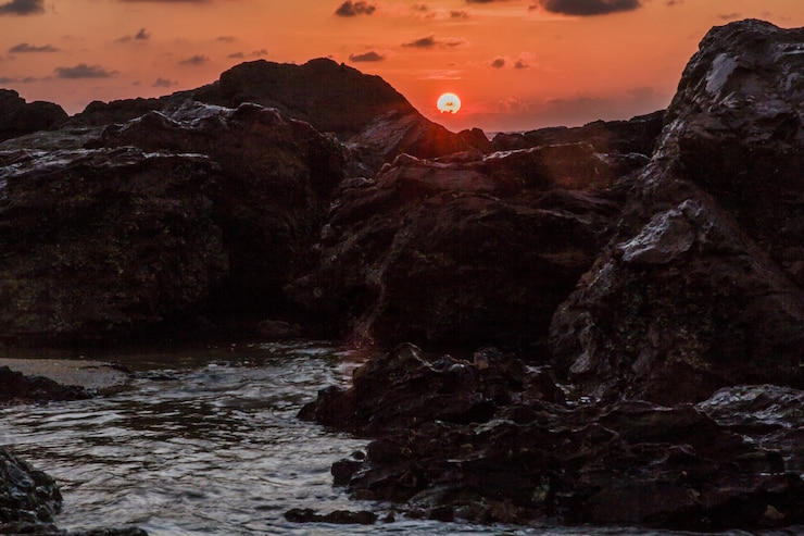 Foto schöner blick auf den dramatischen himmel beim sonnenuntergang