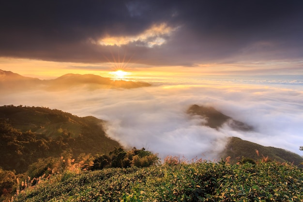 Schöner Blick auf den dramatischen Himmel über der Landschaft