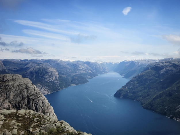 Foto schöner blick auf den fjord inmitten der klippen gegen den himmel