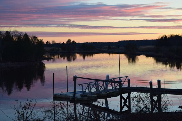 Foto schöner blick auf den fluss gegen den dramatischen himmel beim sonnenuntergang