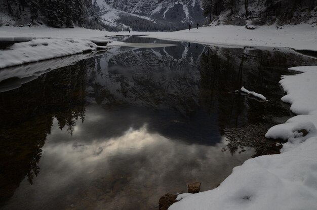 Foto schöner blick auf den fluss im winter