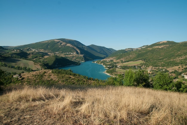 Schöner Blick auf den Fluss und die Berge vor klarem Himmel