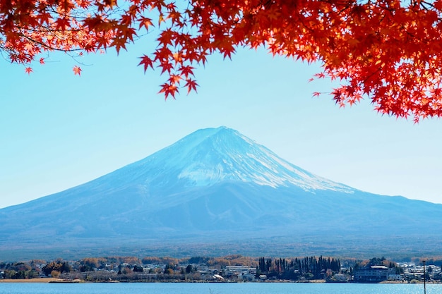 Schöner Blick auf den Fuji-Berg gegen den Himmel im Herbst