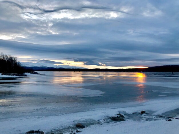 Foto schöner blick auf den gefrorenen see gegen den himmel im winter