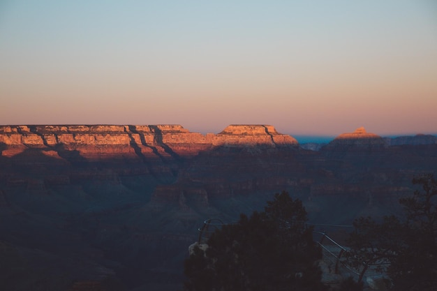 Foto schöner blick auf den grand canyon vor klarem himmel bei sonnenuntergang