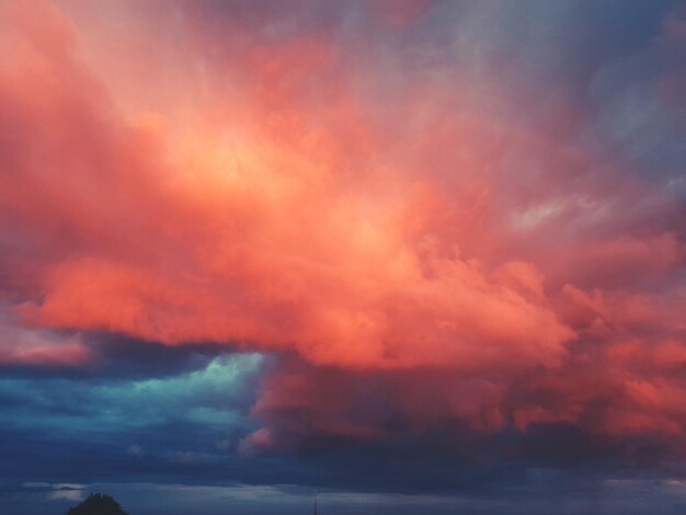 Schöner Blick auf den Himmel beim Sonnenuntergang