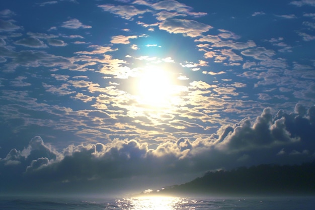 Schöner Blick auf den Mond und die Wolken, die bezaubernde Schatten über das Meer werfen