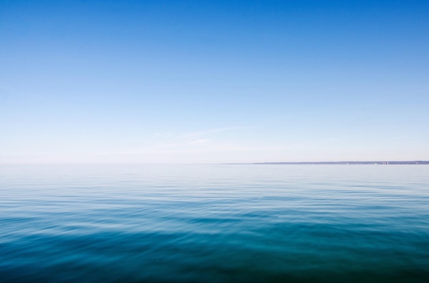 Schöner Blick auf den Ontario-See vor klarem blauem Himmel