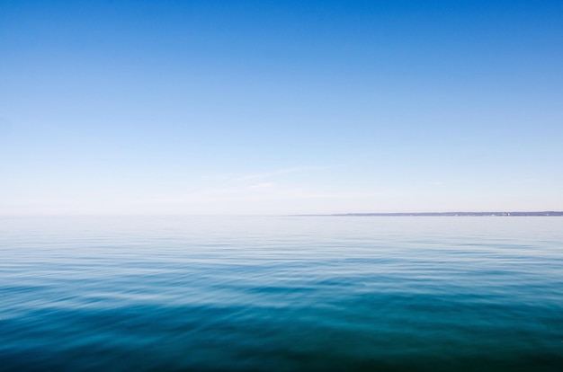 Foto schöner blick auf den ontario-see vor klarem blauem himmel