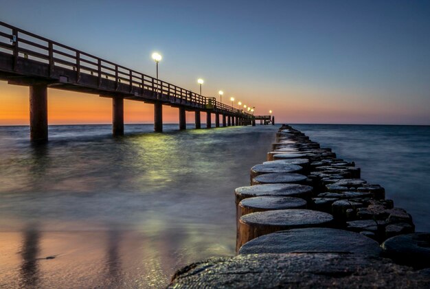 Schöner Blick auf den Pier über dem Meer