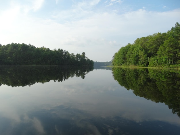 Schöner Blick auf den ruhigen See gegen den Himmel