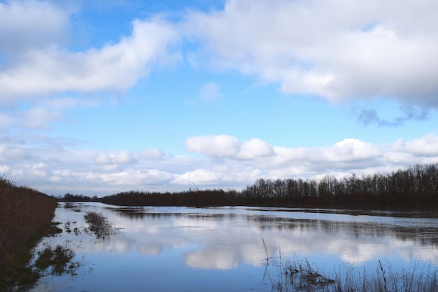Schöner Blick auf den ruhigen See vor einem bewölkten Himmel