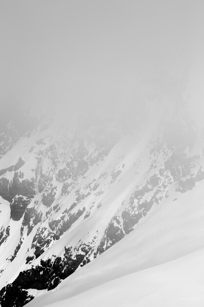 Foto schöner blick auf den schneebedeckten berg bei nebligem wetter