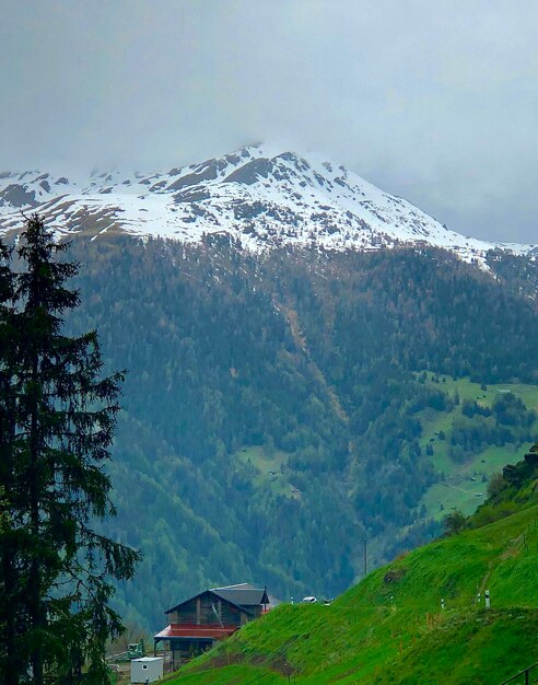 Schöner Blick auf den schneebedeckten Berg gegen den Himmel