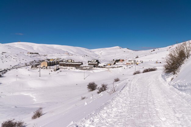 Schöner Blick auf den schneebedeckten Berg vor dem blauen Himmel